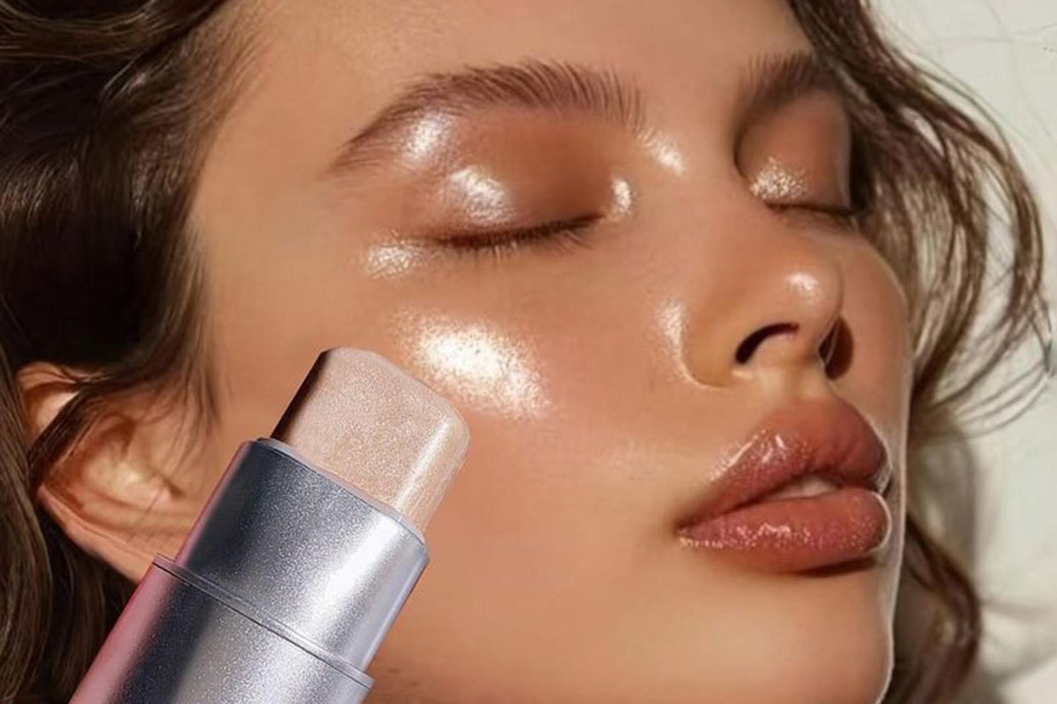 Velvique-glow-highlighter-stick-with-dewy-cream-shimmer-finish