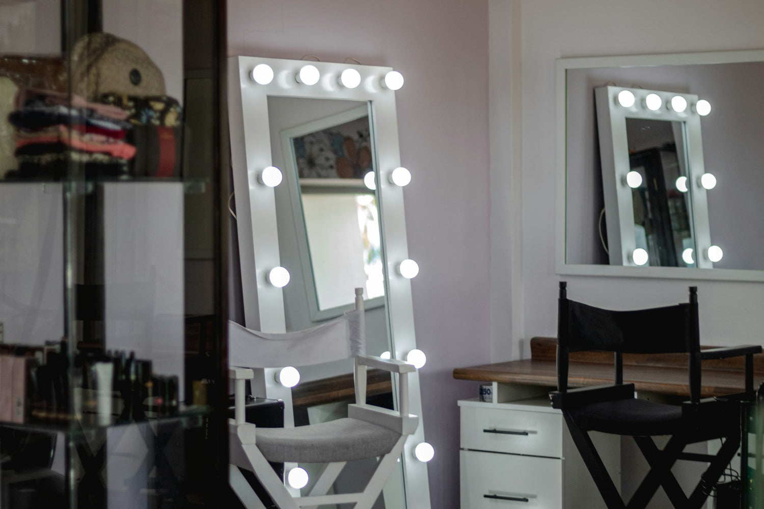 Velvique-LED-vanity-mirror-with-adjustable-brightness-for-flawless-makeup-application