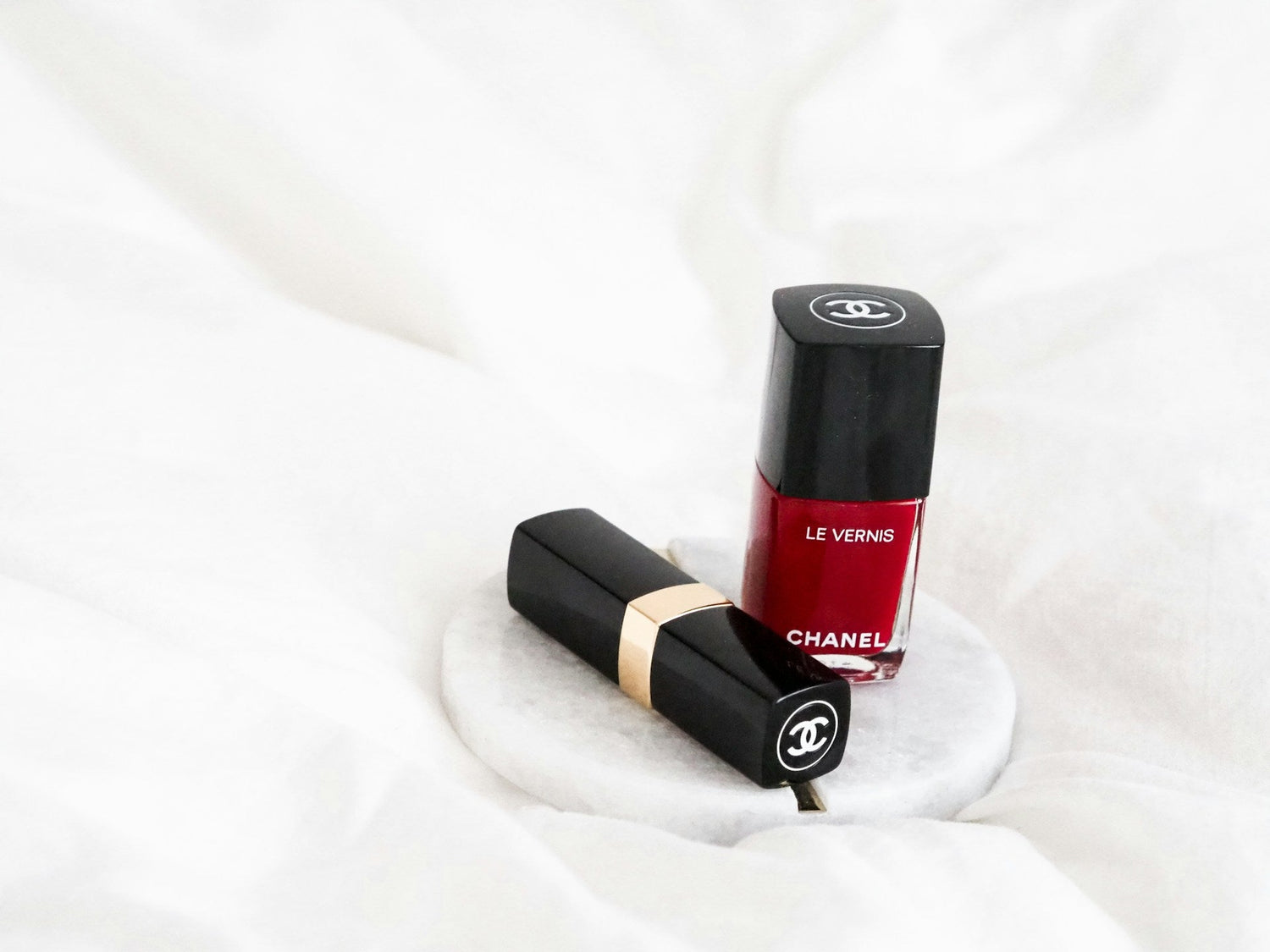 Velvique-longwear-liquid-lipstick-in-classic-red – matte-finish