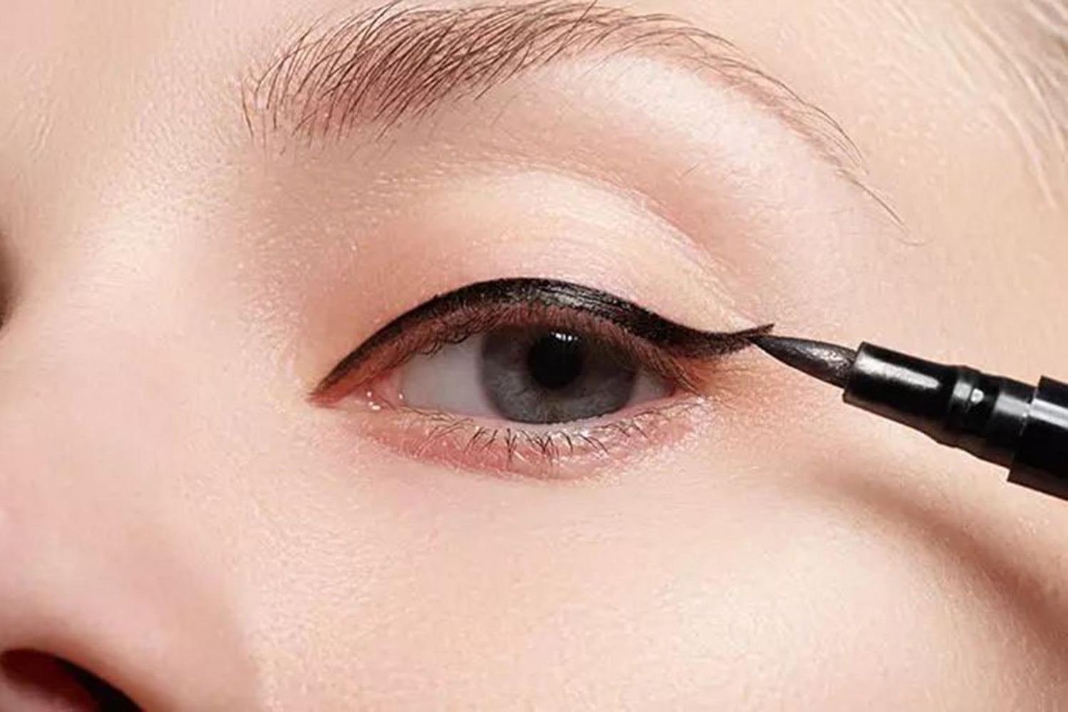 Velvique-precision-eyeliner-in-waterproof-black – pencil-style-with-fine-tip